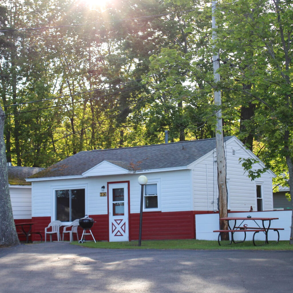 Cottage 3 at Sandy Shores Resort, rental cabins in Michigan